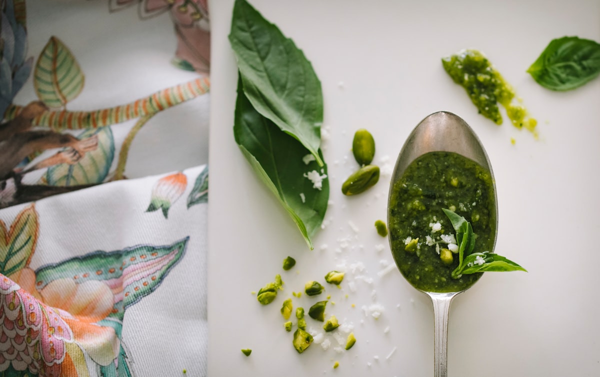 Zo maak je de lekkerste pesto met verse basilicum